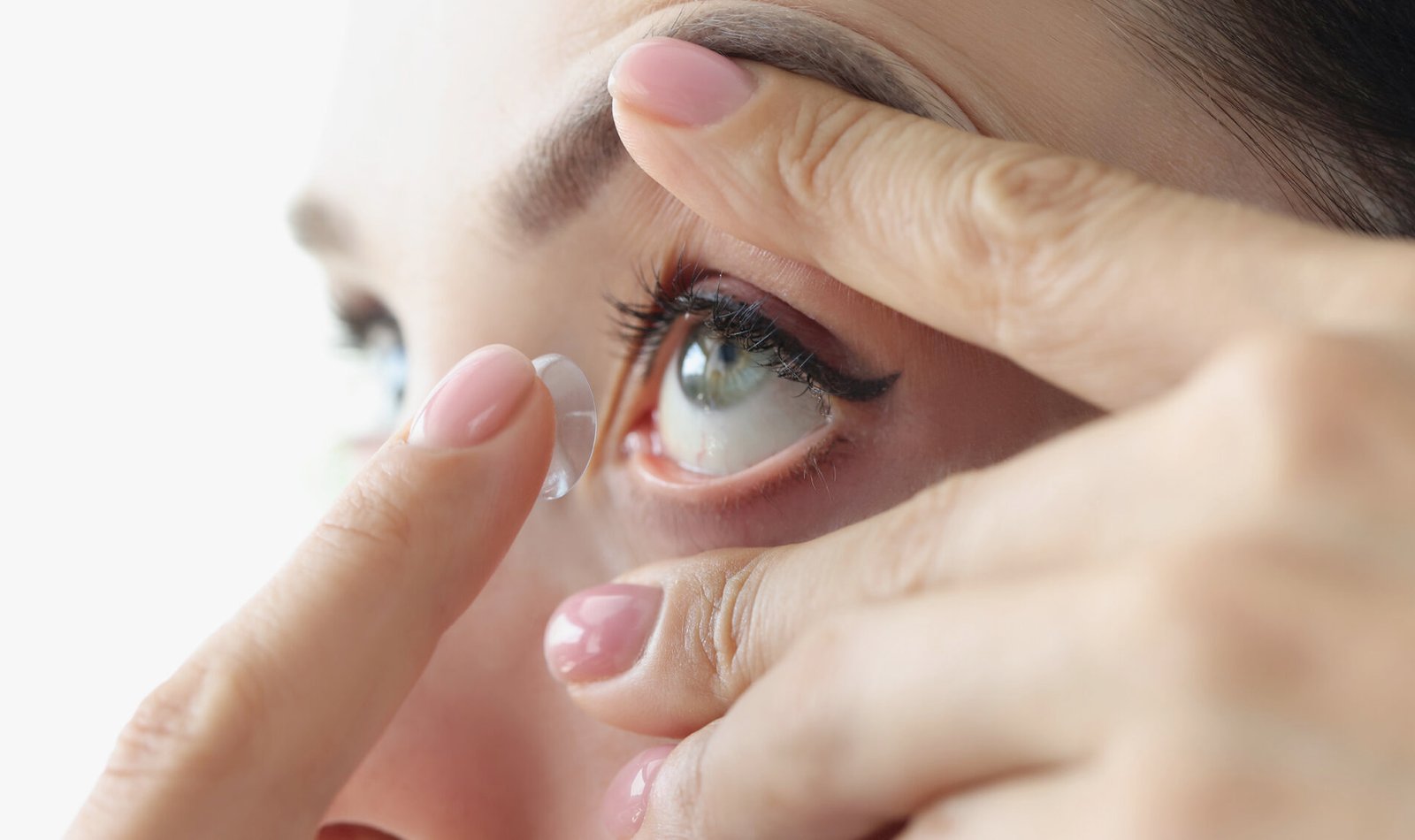 Contact-lens-wearing-mistakes