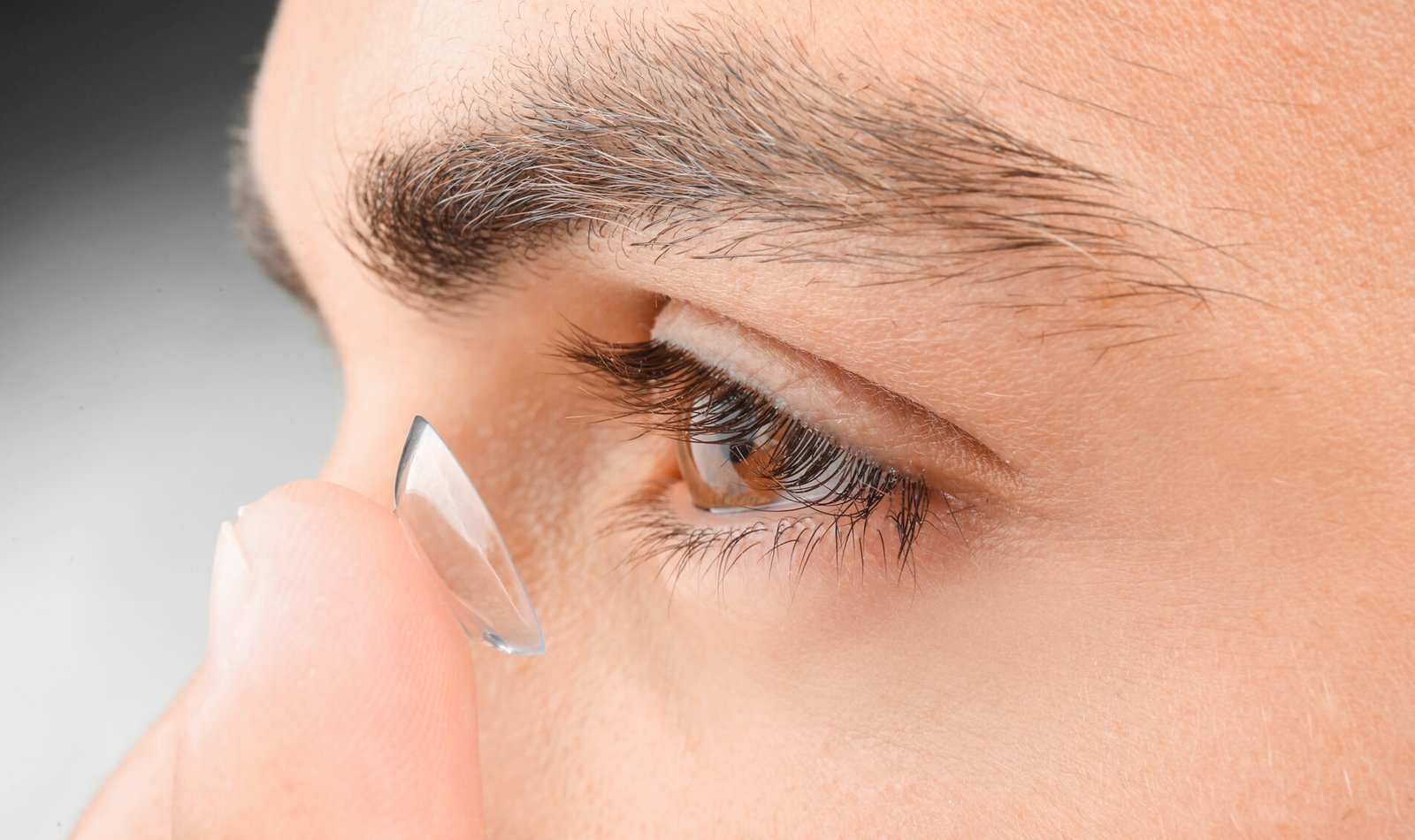 Contact-lens-wearing-mistakes-4